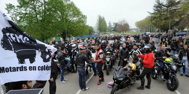 Belgique : une centaine de motards protestent contre le permis à points !